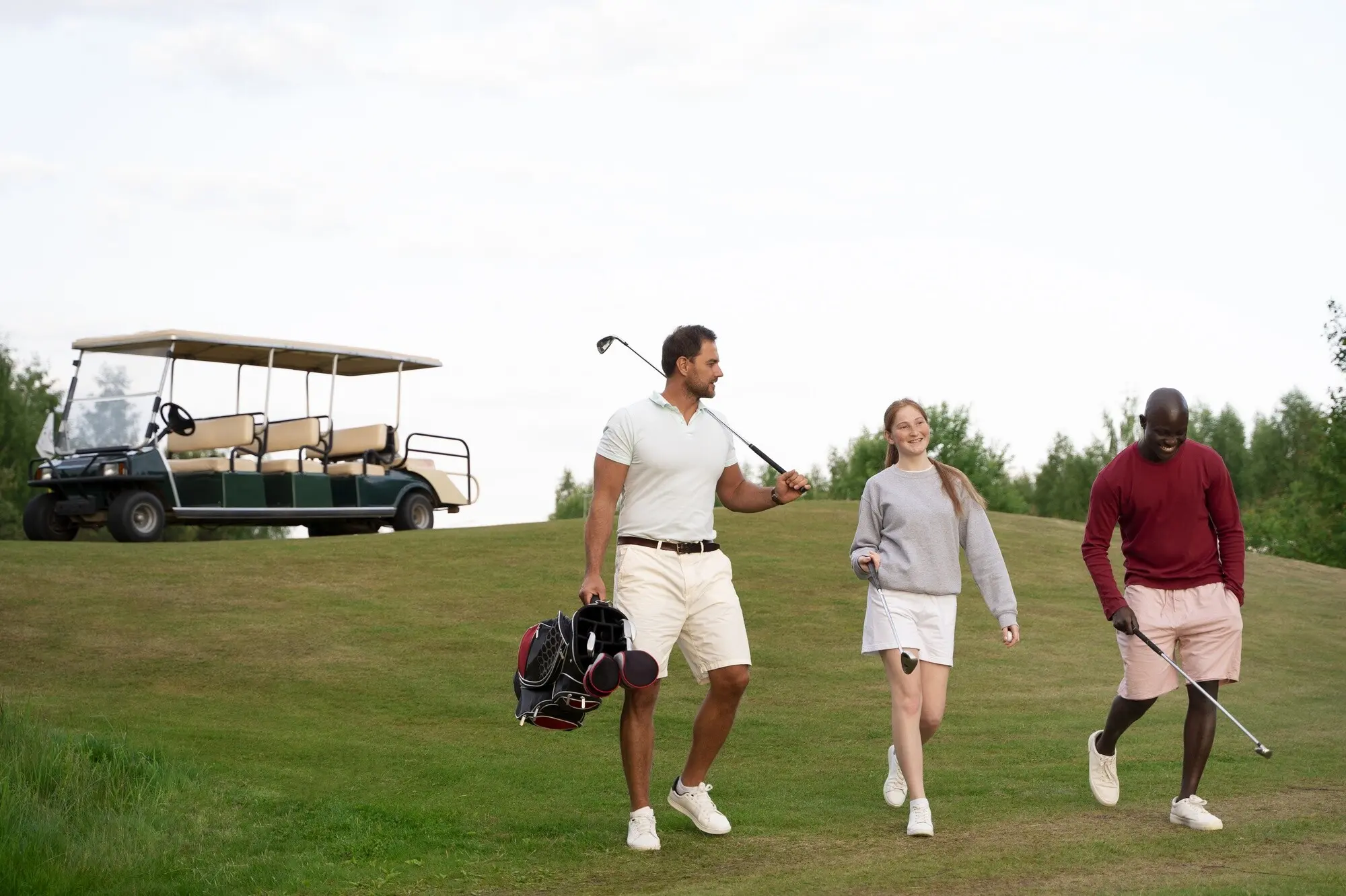 Escena con amigos en el campo de golf
