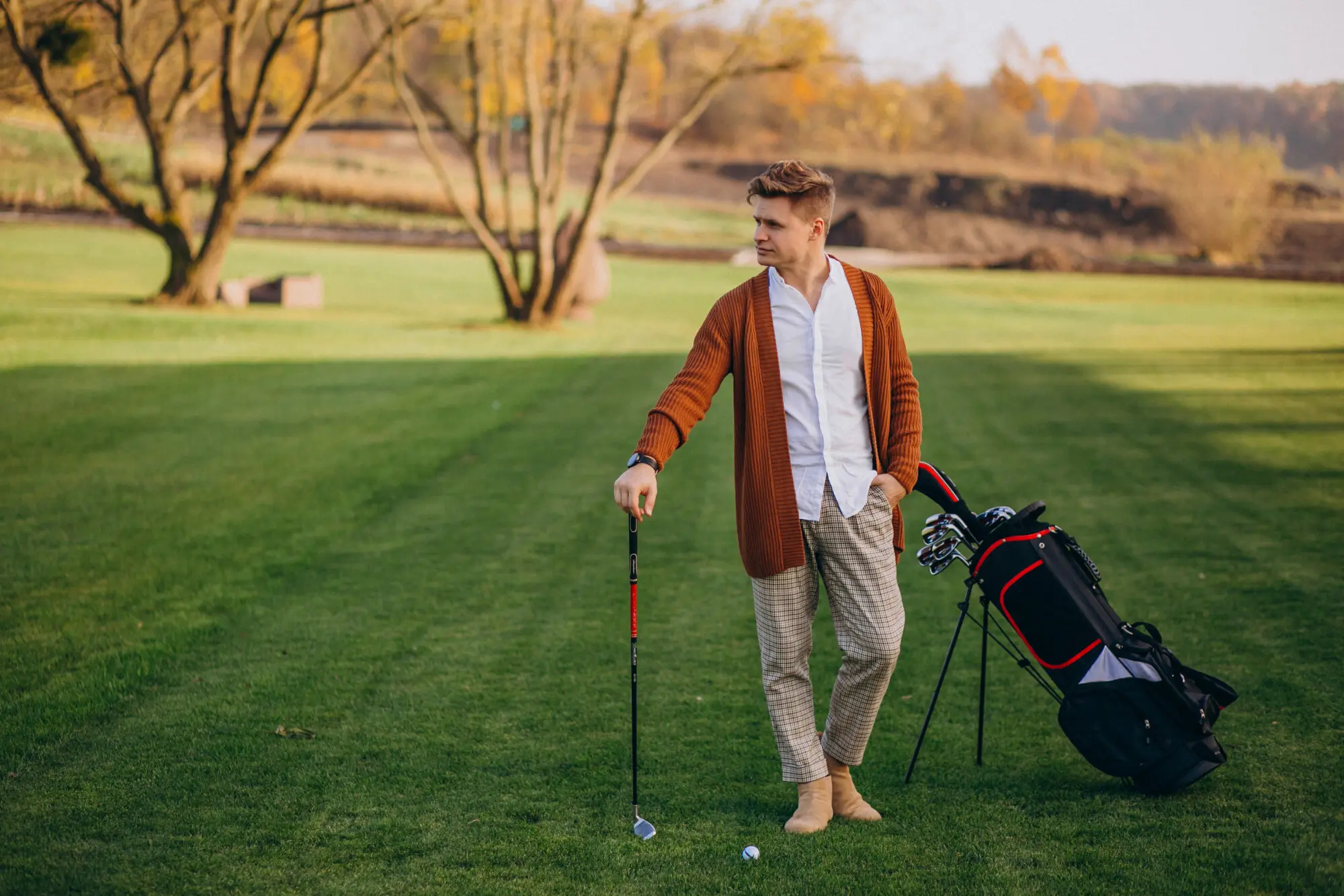 Hombre joven jugando al golf