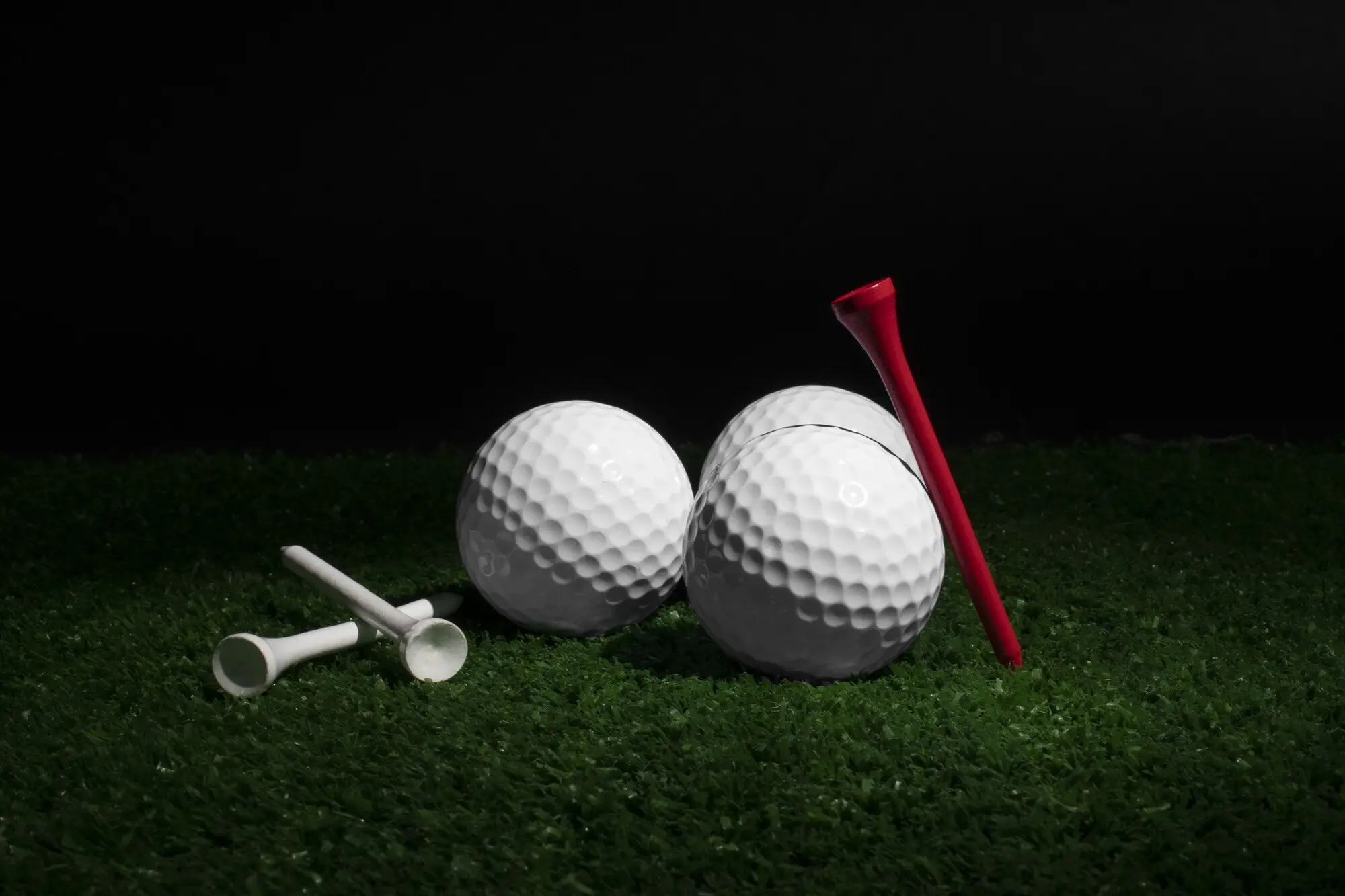 Vista de pelotas de golf con tees.